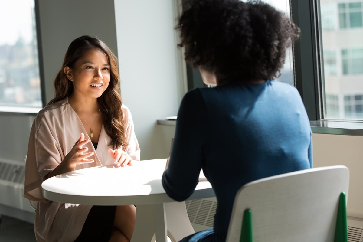 A SMAART Payroll specialist in a one-on-one consultation with a client